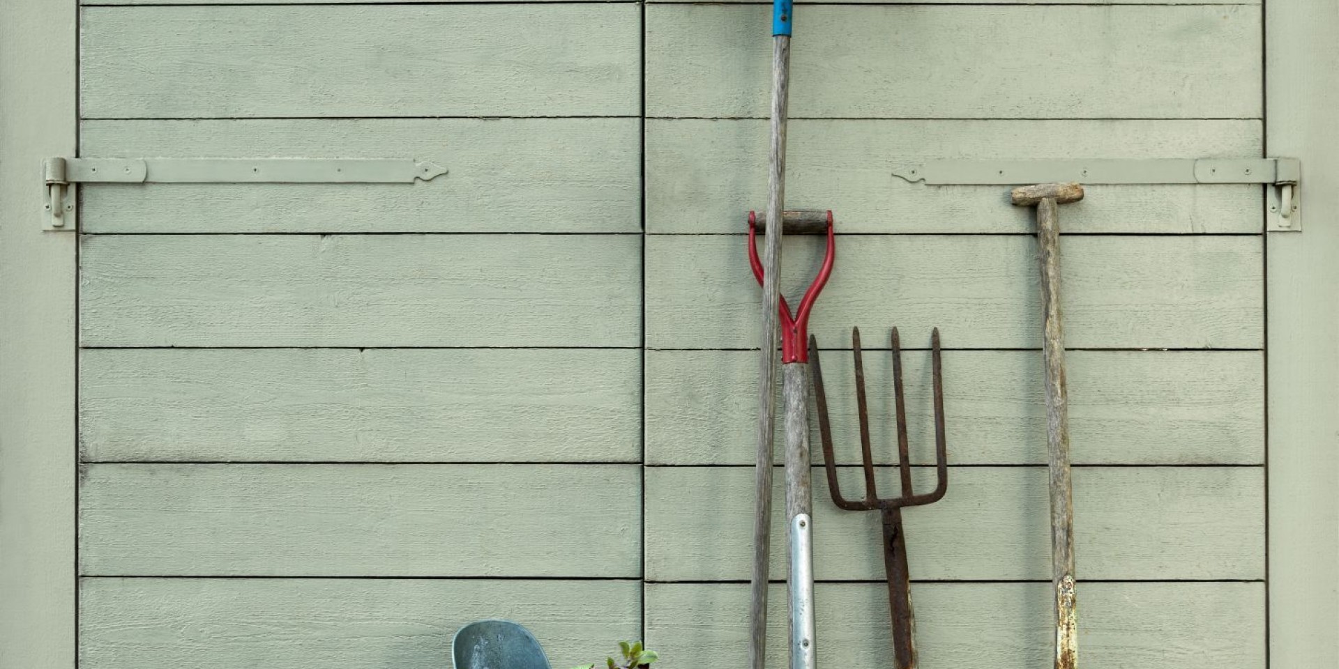 Utomhusfasad med olika verktyg framför dörren