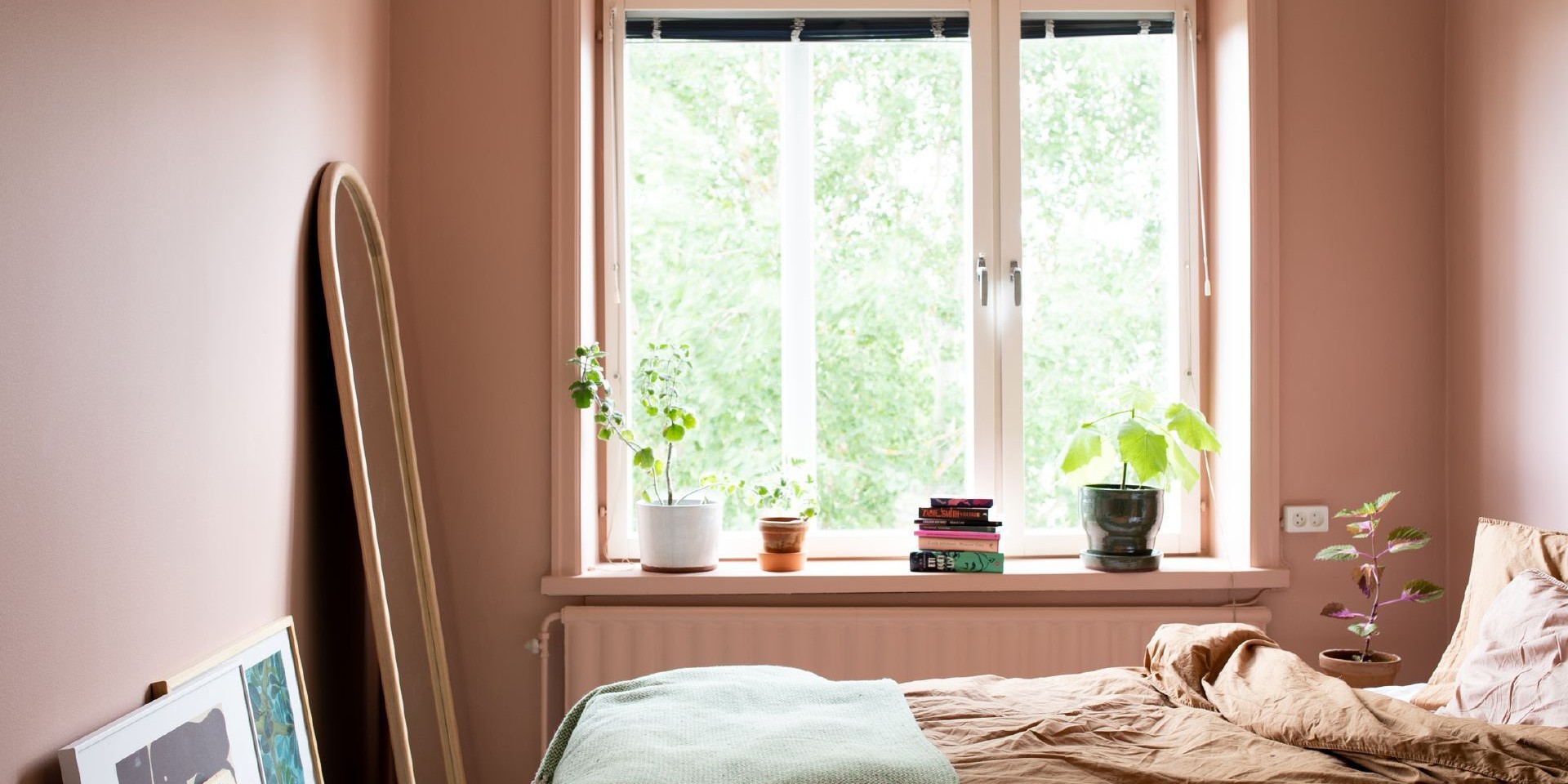 Ett rosa sovrum hemma hos Flora Wiström