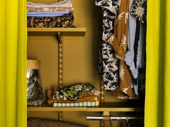 Dennis Valencias sovrum