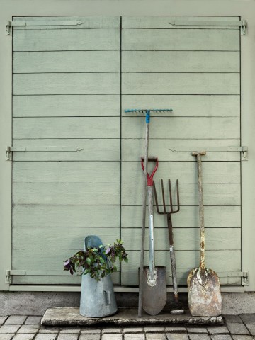 Utomhusfasad med olika verktyg framför dörren