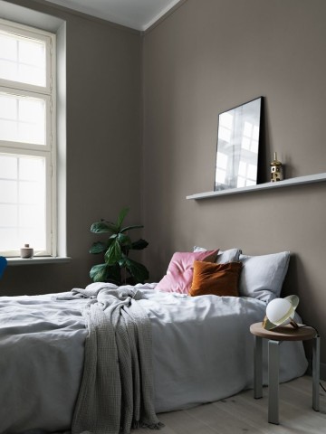 Sovrum målat i en grå kulör