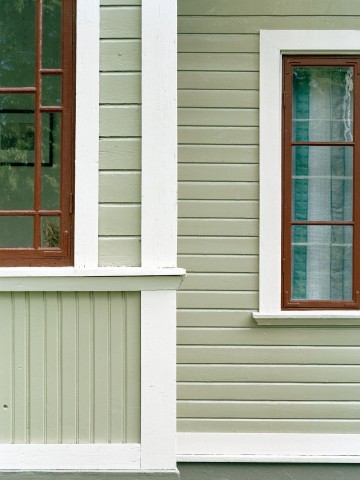 Detaljer på en grönmålad husfasad