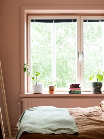 Ett rosa sovrum hemma hos Flora Wiström