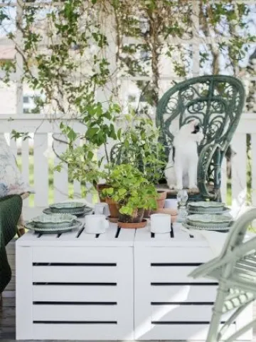 Väck altanen med målade utemöbler 