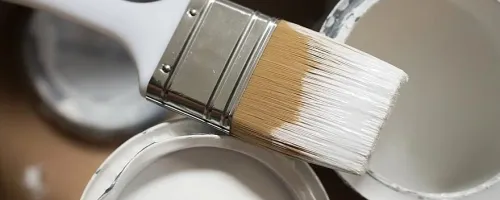 Vit målarfärg med pensel