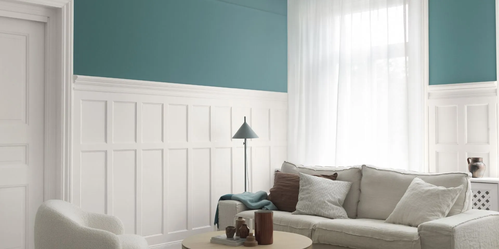 Vardagsrum målat i blågråa kölerna Blåstång, Fjäder och Mortel