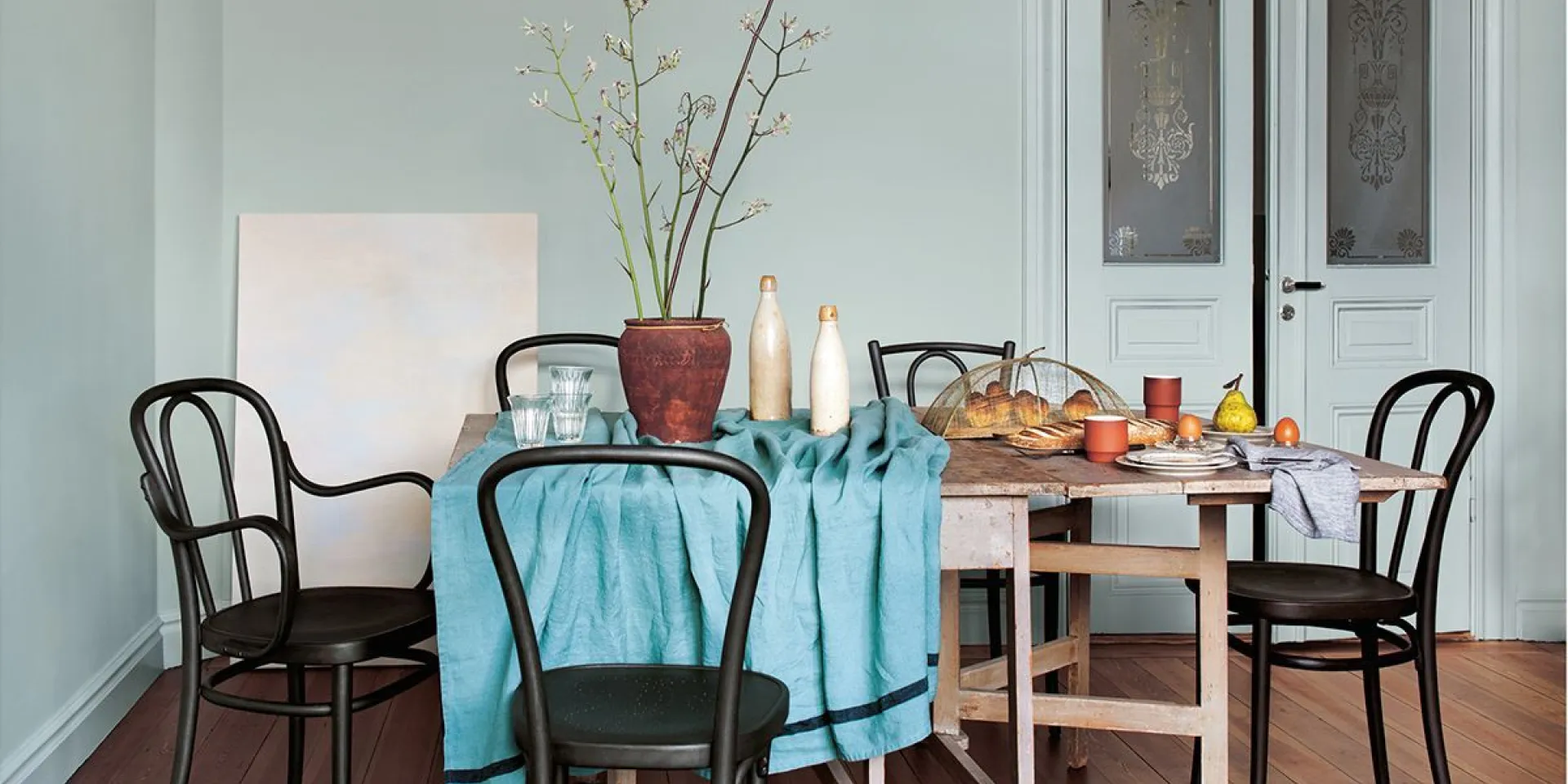 Matplats målat i kulören vattenblänk från Alcro ad.balans