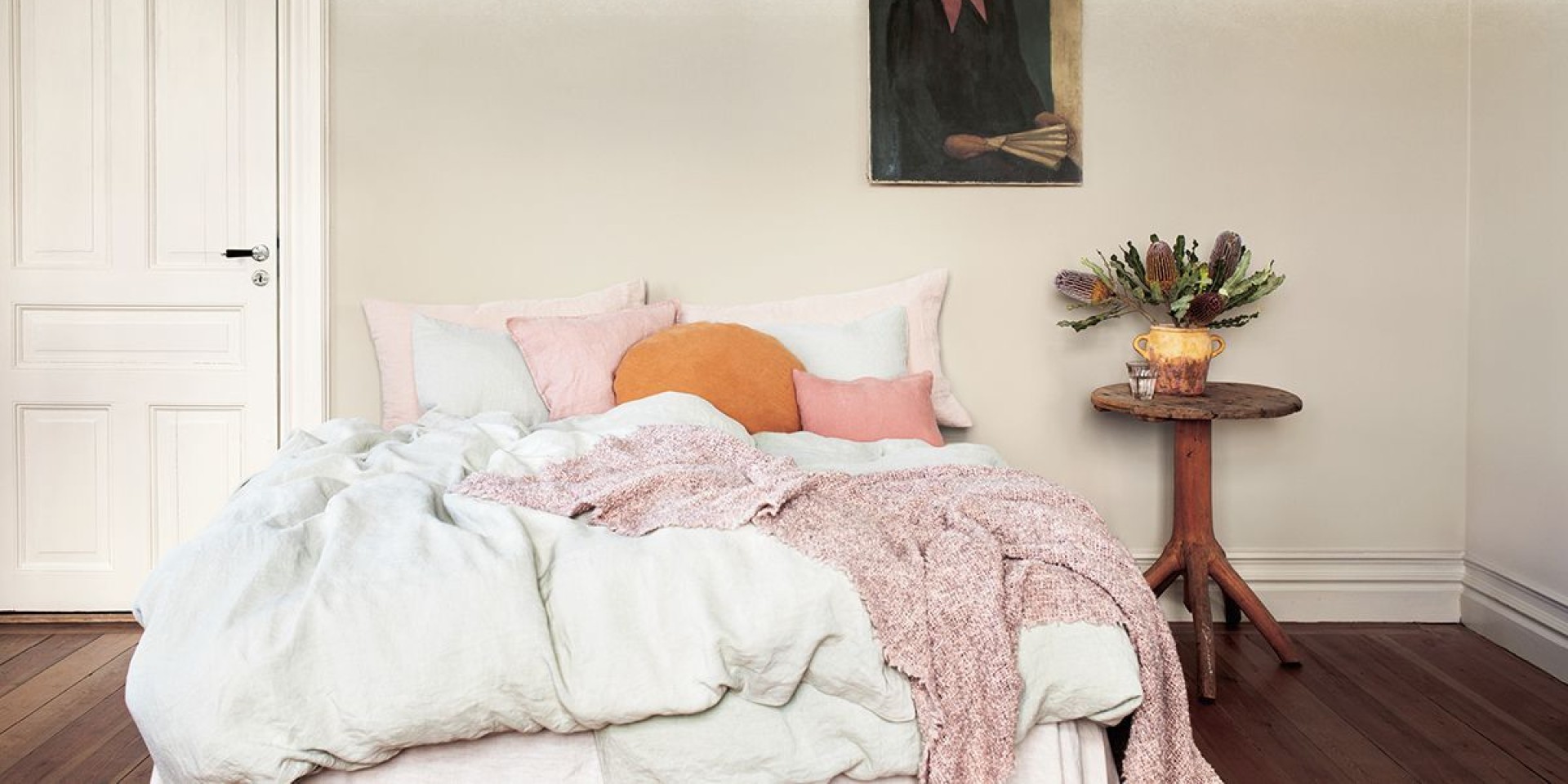 Sovrum målat i kulörerna sinnesro, ljuvlig och morgonrodnad från Alcro ad.balans