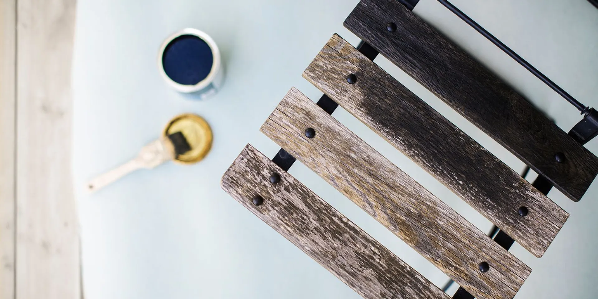 Stolens trötta trä får näring med hjälp av Alcros Lasyrfärg Virke i kulören Mylla