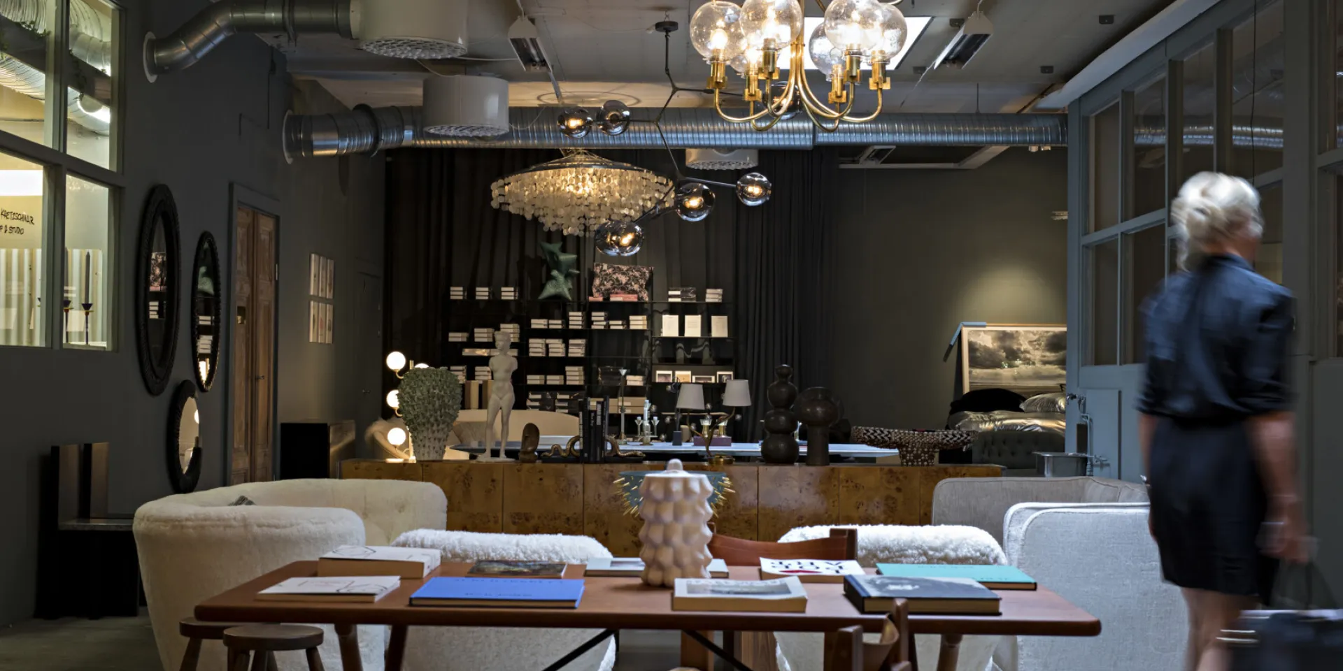 Den djupgröna Garnison skapar ett lugn i butiken