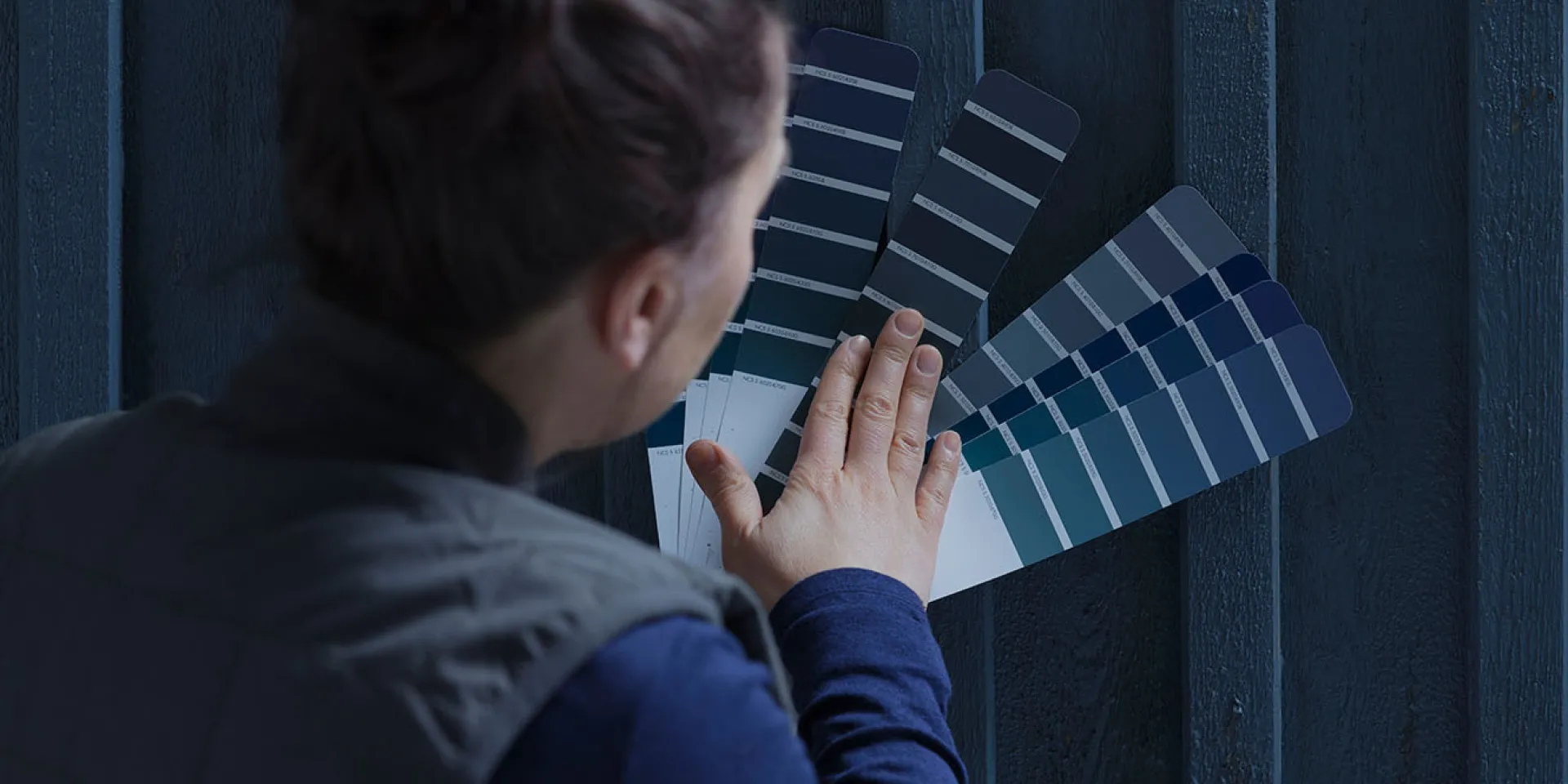 Fasadexperten kollar kulör på fasaden