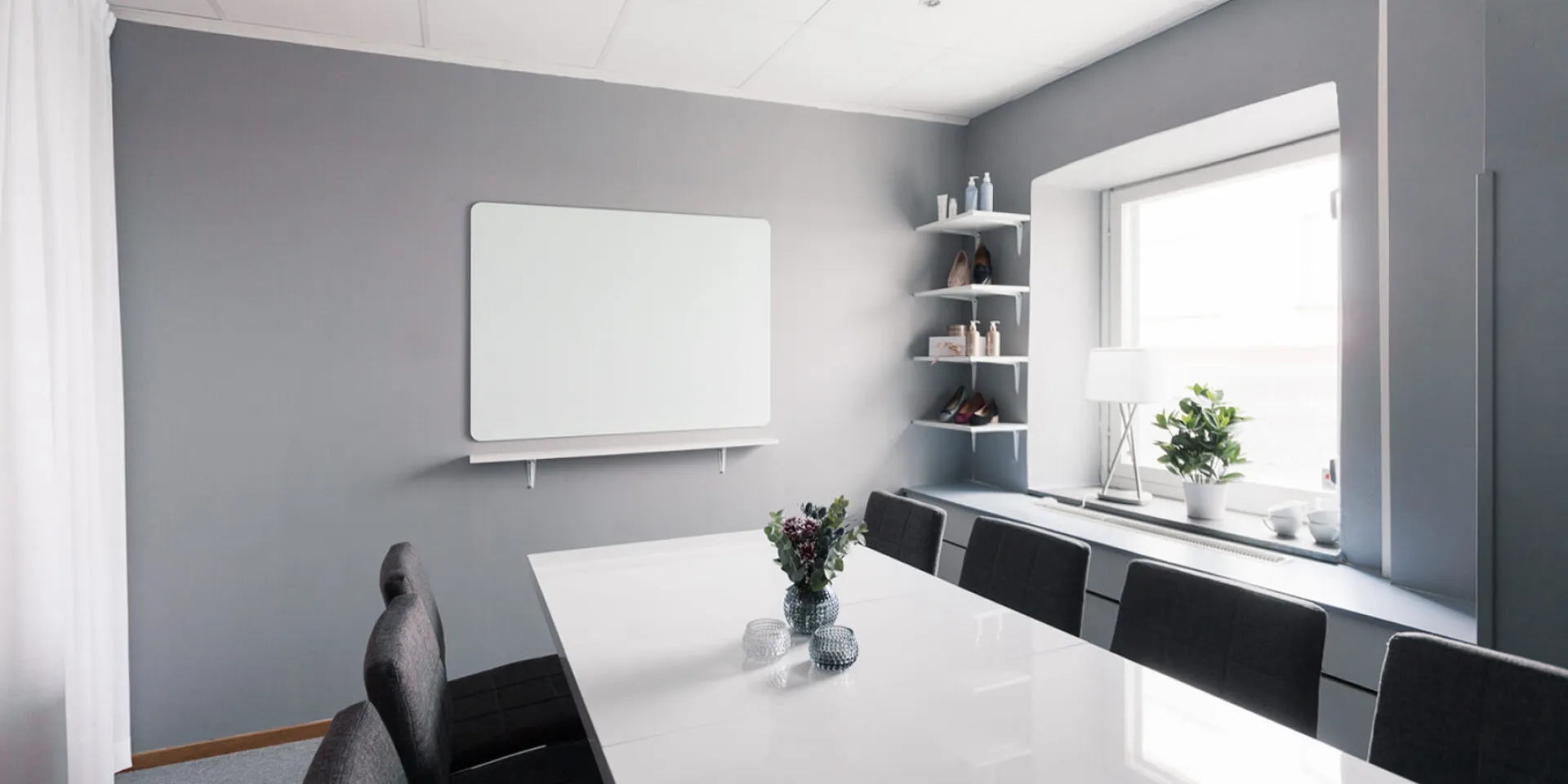 Konferensrummet hos Löwengrip är målat i sommarregn