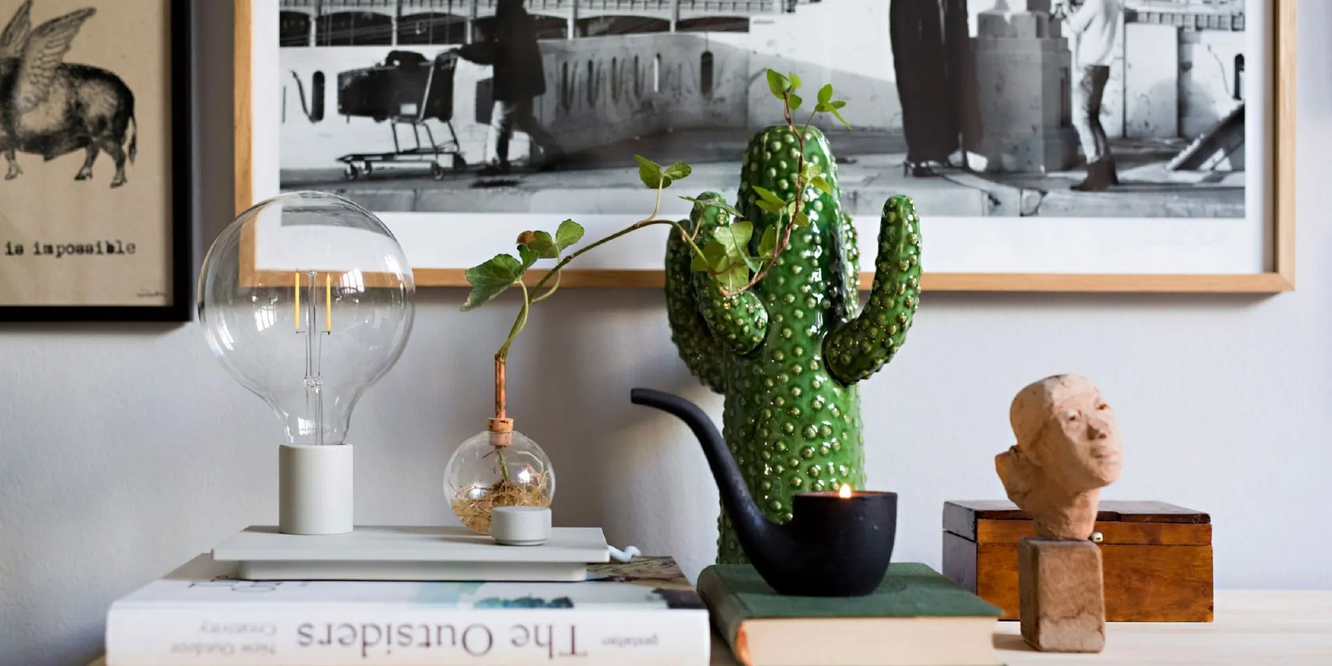 Detaljer hemma med tavelvägg målad i kulören silverpil