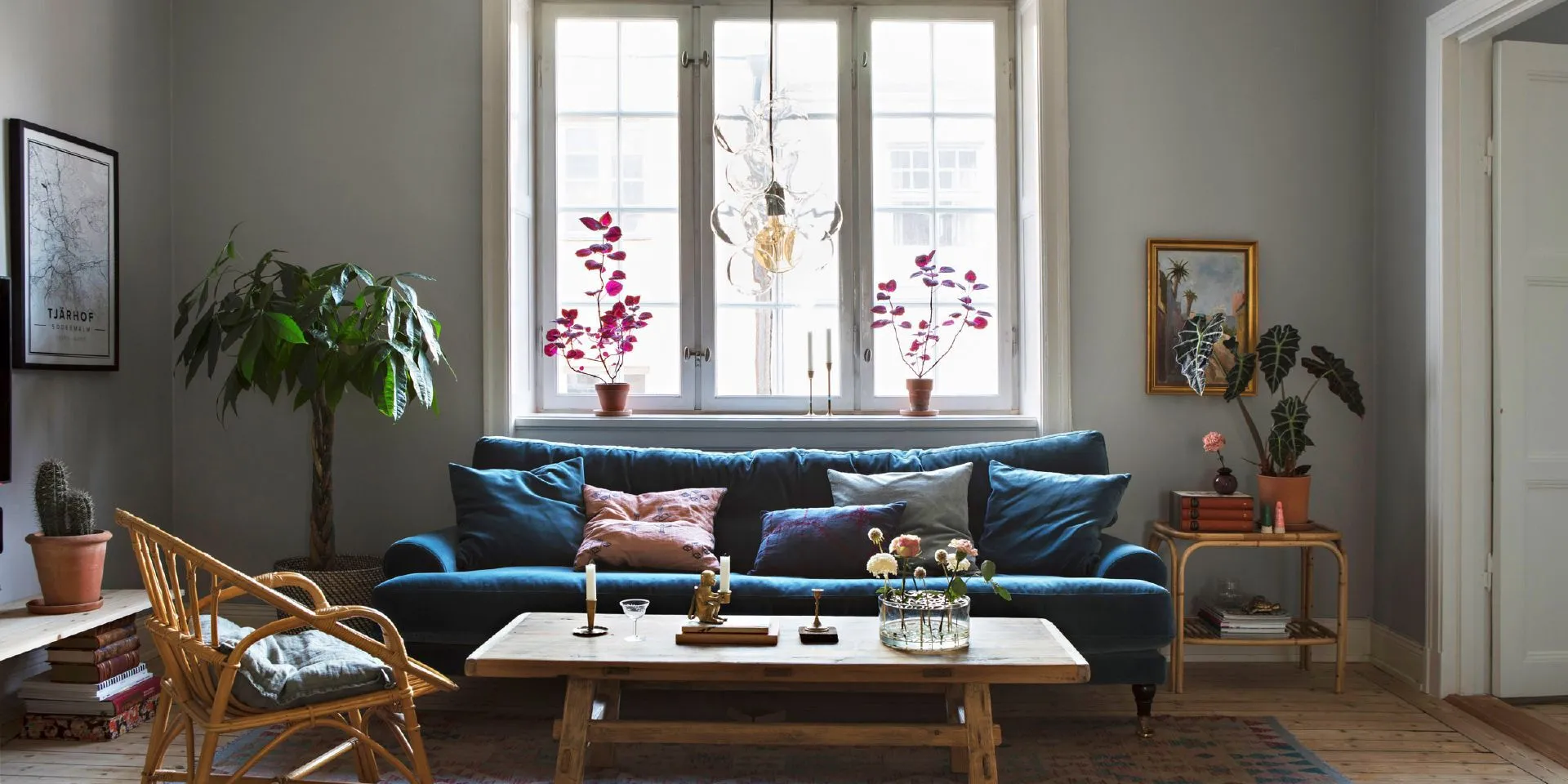 Vardagsrum med väggen målad i kulören Silverpil