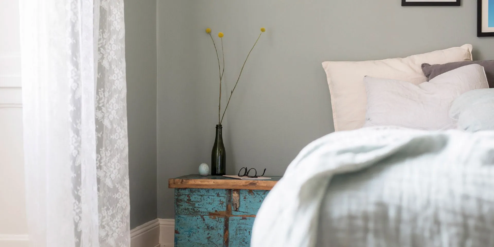 Sovrummet är målat i kulören sommarregn 