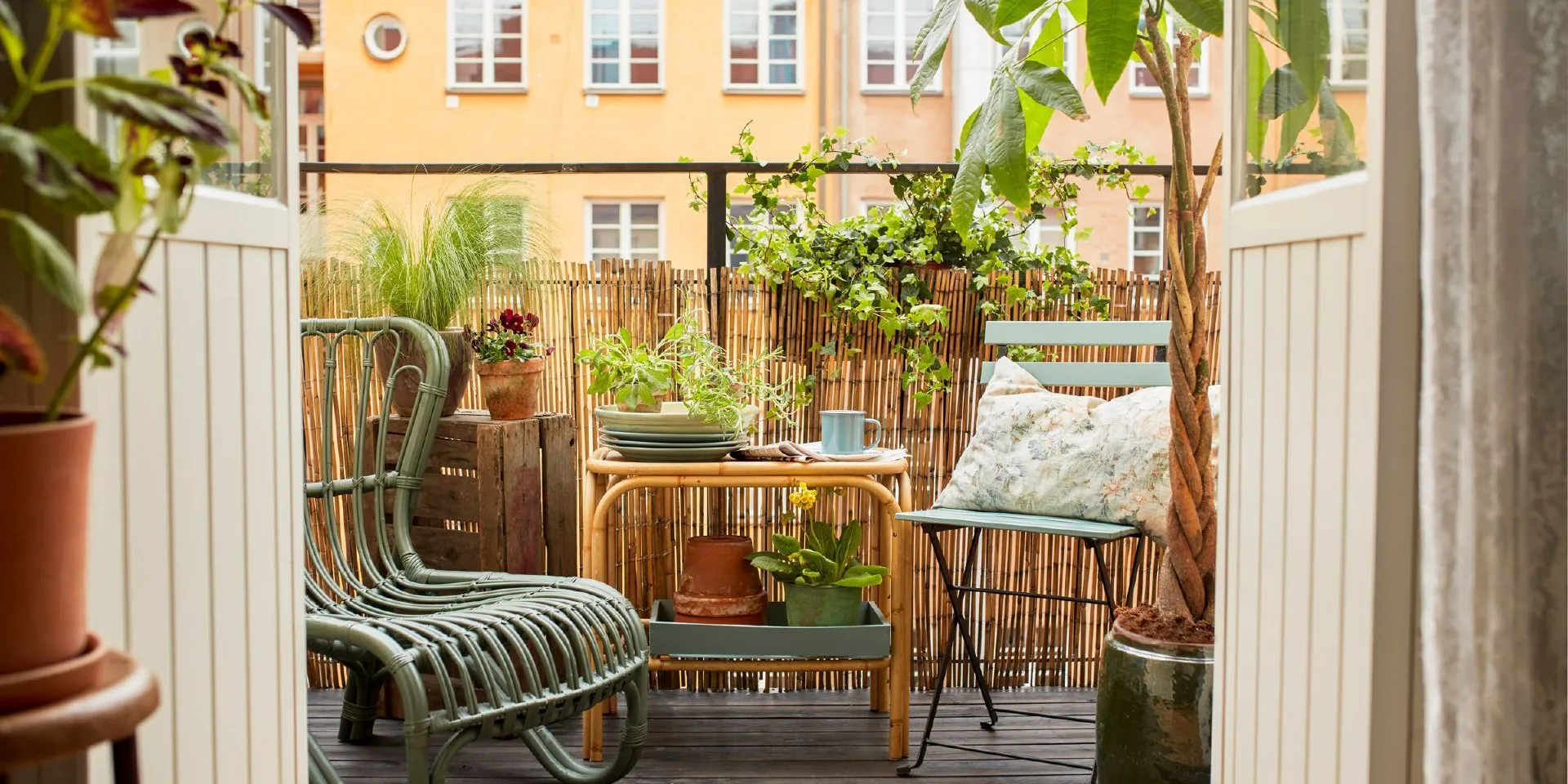 Vy ut mot balkongen där trallen är laserad i kulören tjärsvart och stolarna är målade i korpral fönsterfärg