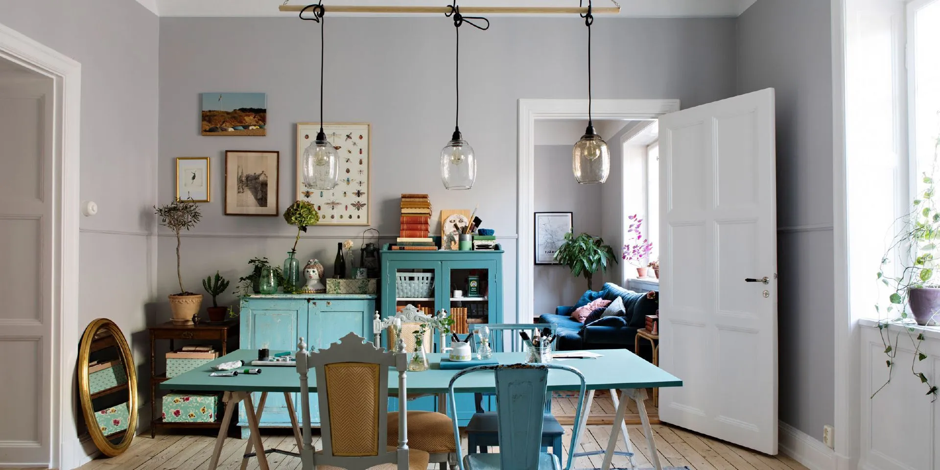 Hemma i ateljén där väggarna är målade i Silverpil, skåp i Morten och bordsskivan i Såpa