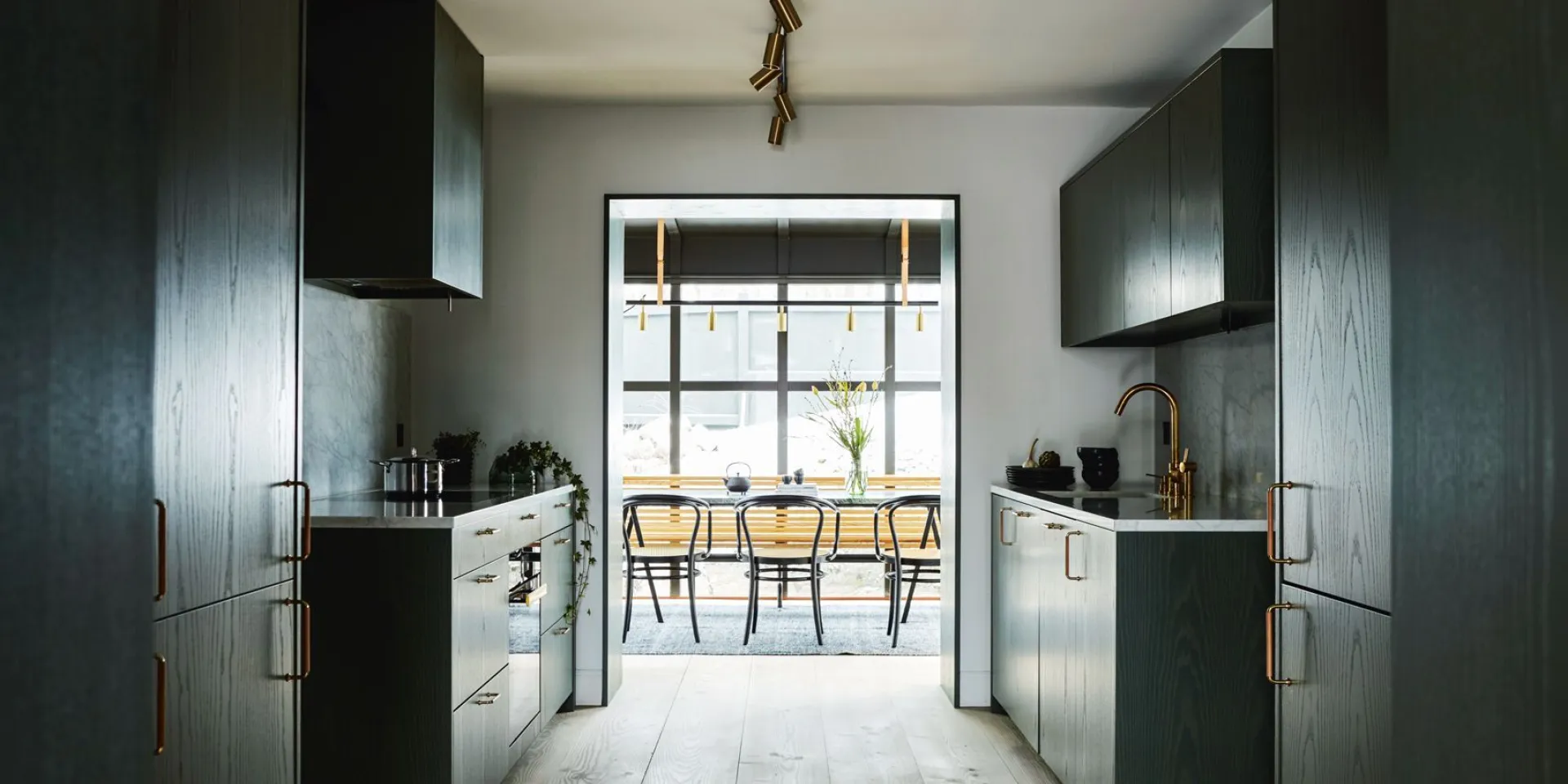 Kök med utsikt mot matsalen i kapellet i Älvsjö.