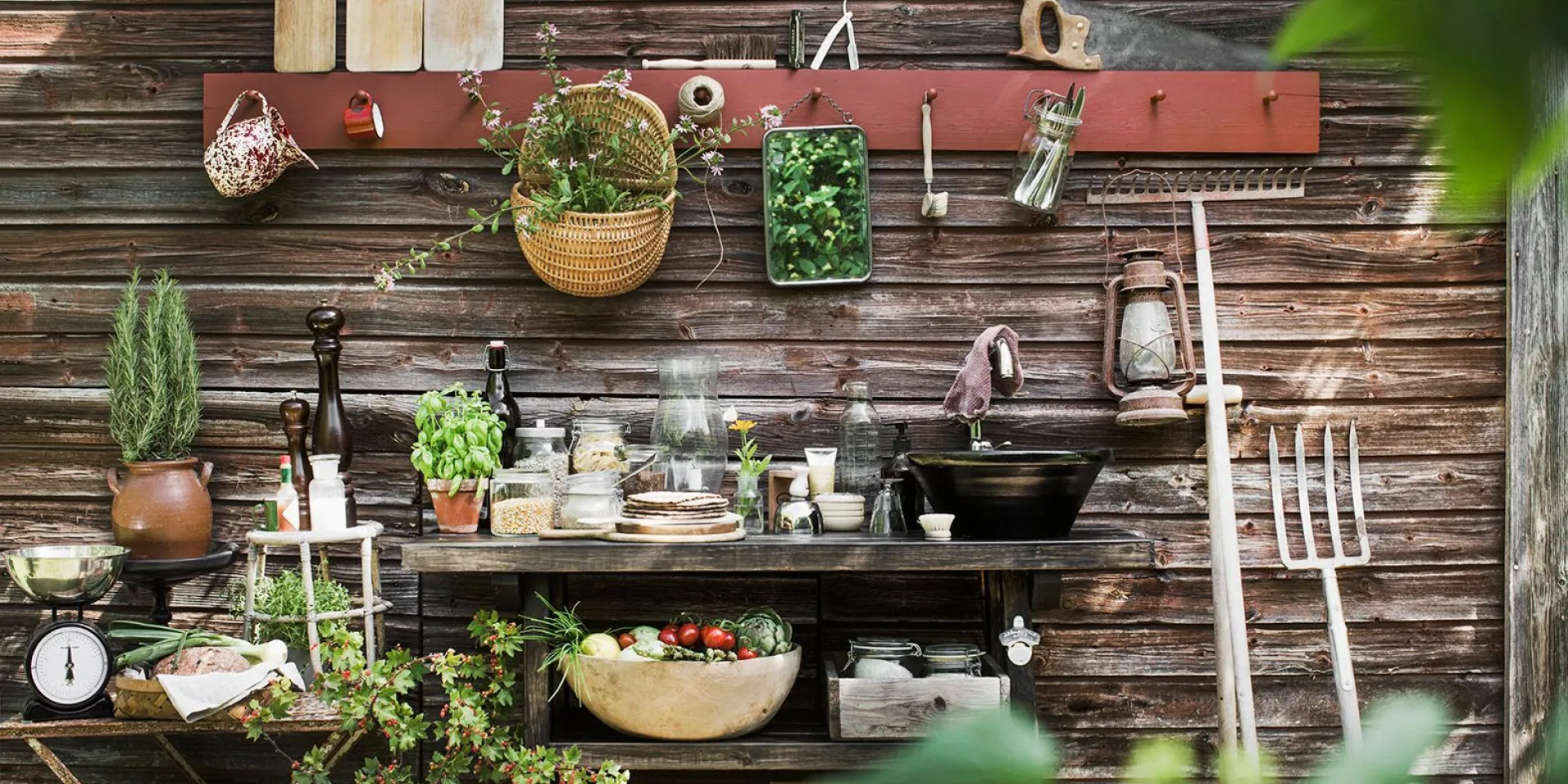 Med Alcros lasyr får du en fin utebänk som håller i alla väder