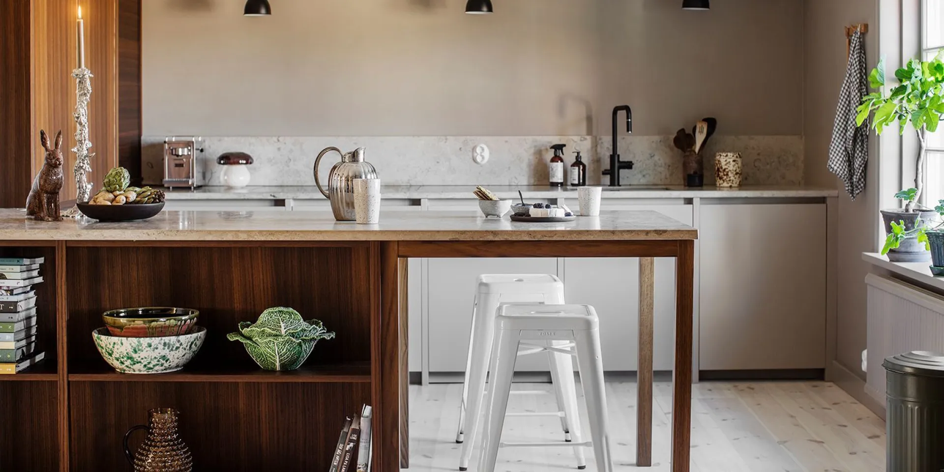 Väggkulören i köket är målad i Keramik