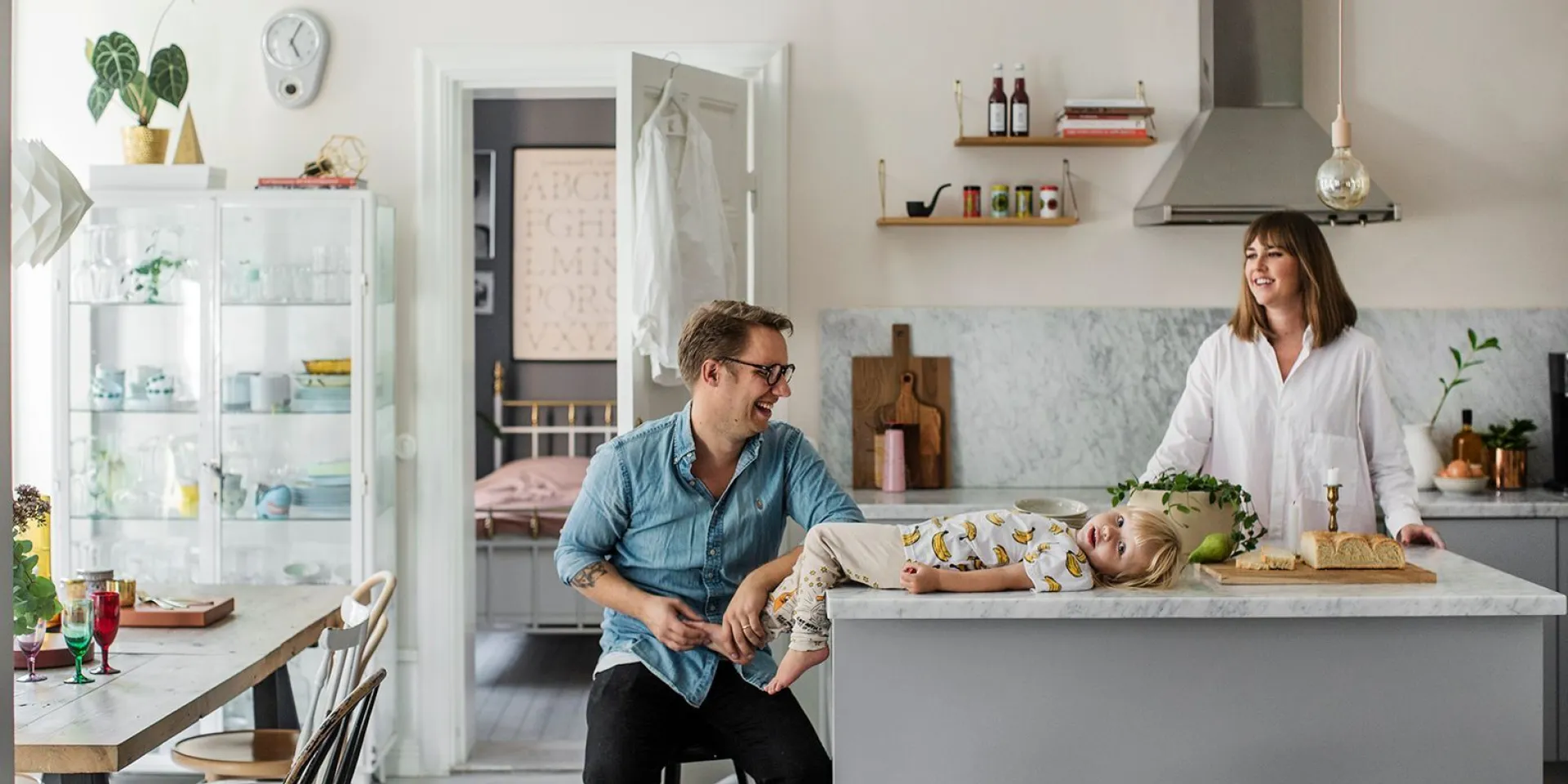 Köket är målat i kulören Rosé där vi skymtar sovrummet som är målat i Sotare