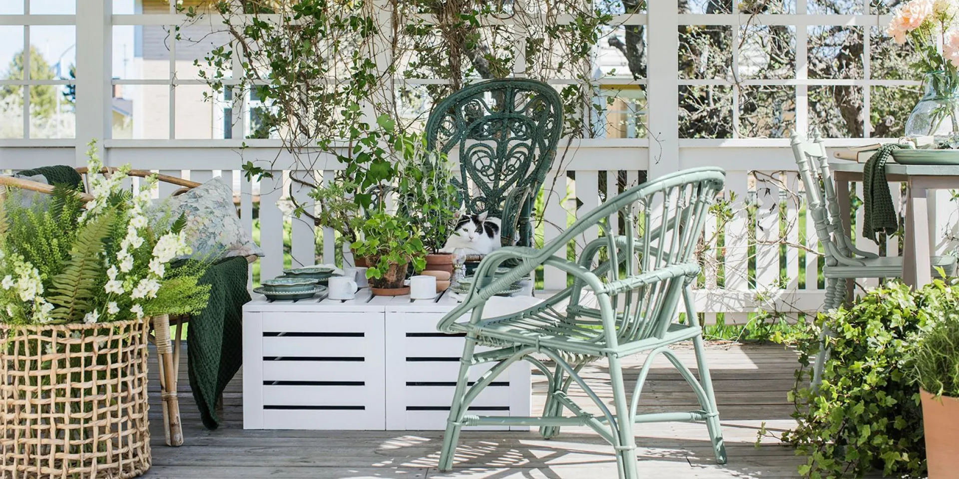 Väck altanen med målade utemöbler, här målad i klorofyll, vit och givakt