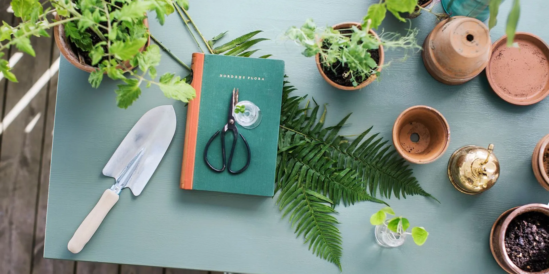 Detaljer från altanen, bordsskivan är målad i kulören givakt 