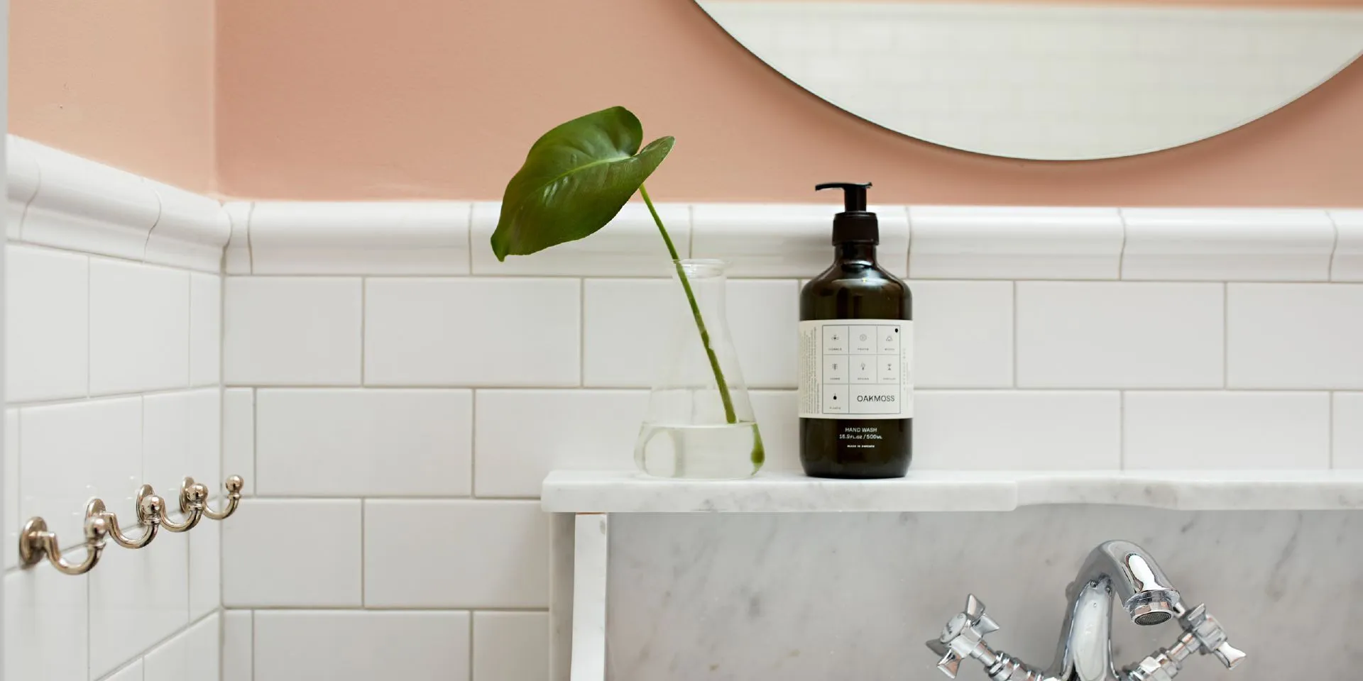 Väggen är målad i Alcros Old Rose, en matt, gammaldags rosa ton med lite sot i