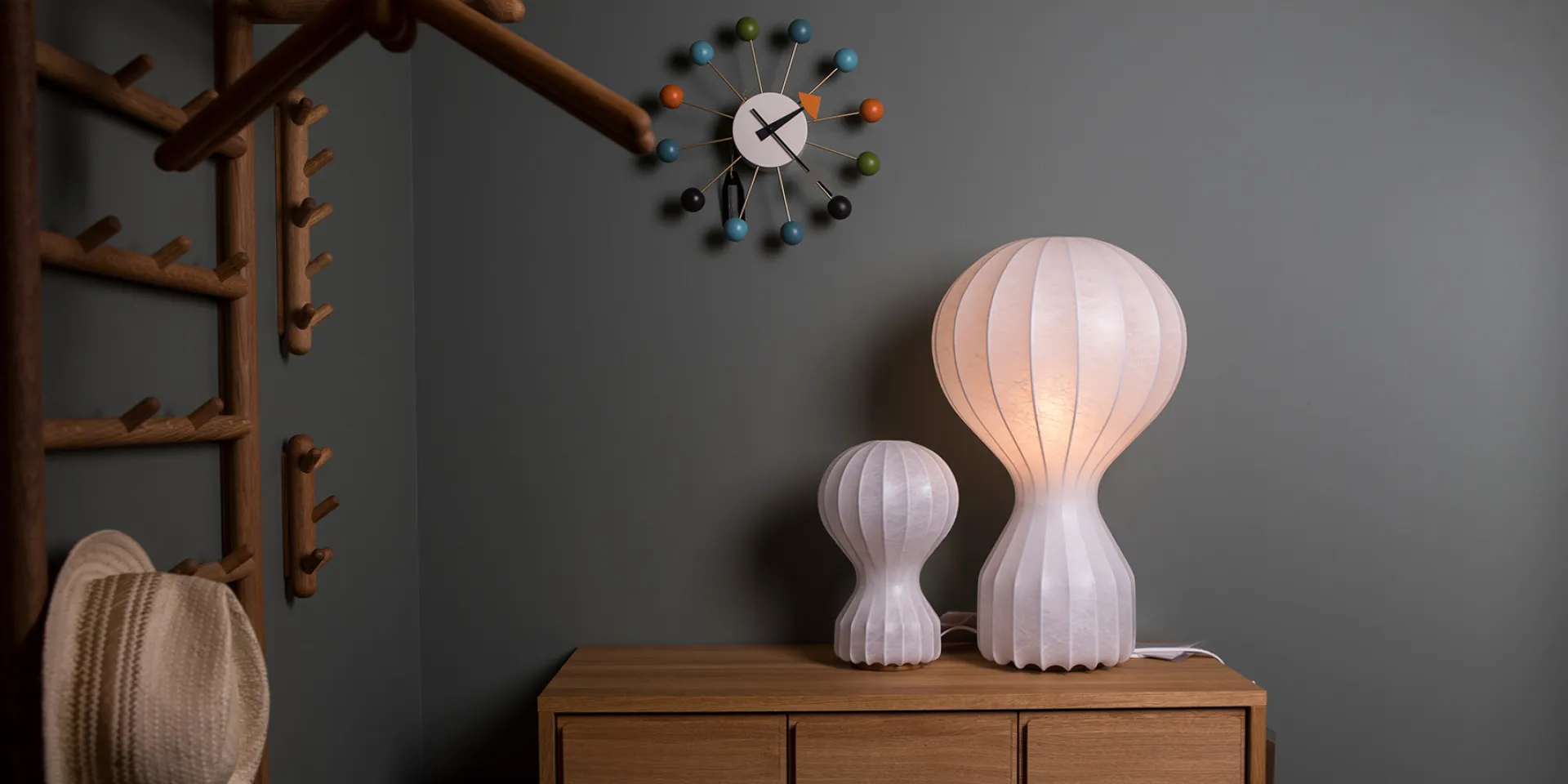 Inspiration från butiken Svenssons i Lammhult i Stockholm, detaljer mot väggen som är målad i givakt