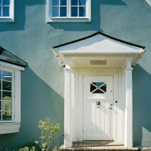 En färgsatt putsfasad i en blå kulör