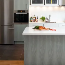 Ett målat kök i kulören Aska