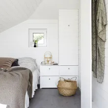 Vit målad trävägg i sovrummet