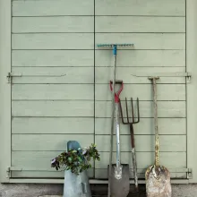 Utomhusfasad med olika verktyg framför dörren
