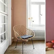 En stol står mot en rosamålad vägg