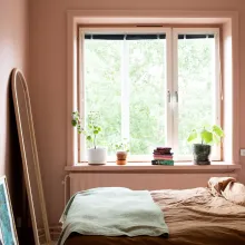 Ett rosa sovrum hemma hos Flora Wiström