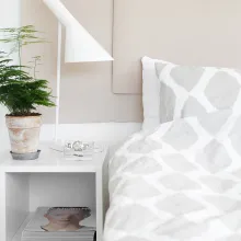 Sovrum målat i en grå kulör