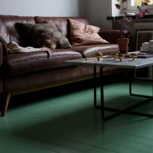 Måla om golvet i den gröna kulören sommarlöv