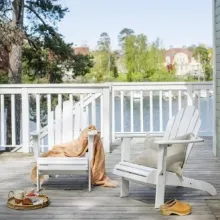 Använd träolja för att fräscha upp dina utemöbler