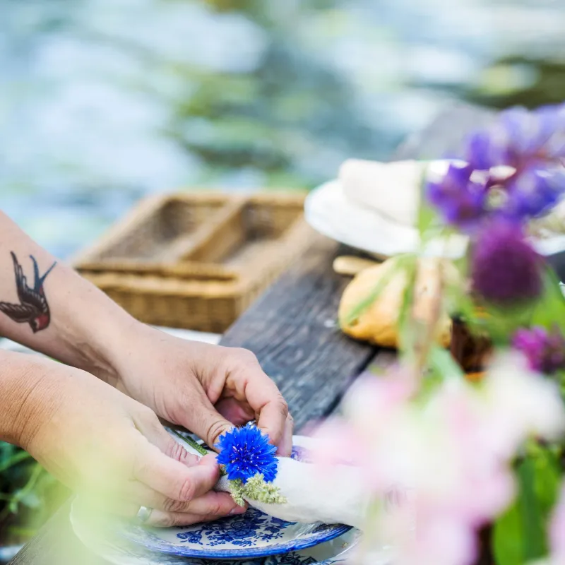 Detaljer på bordsdukningen inför midsommar