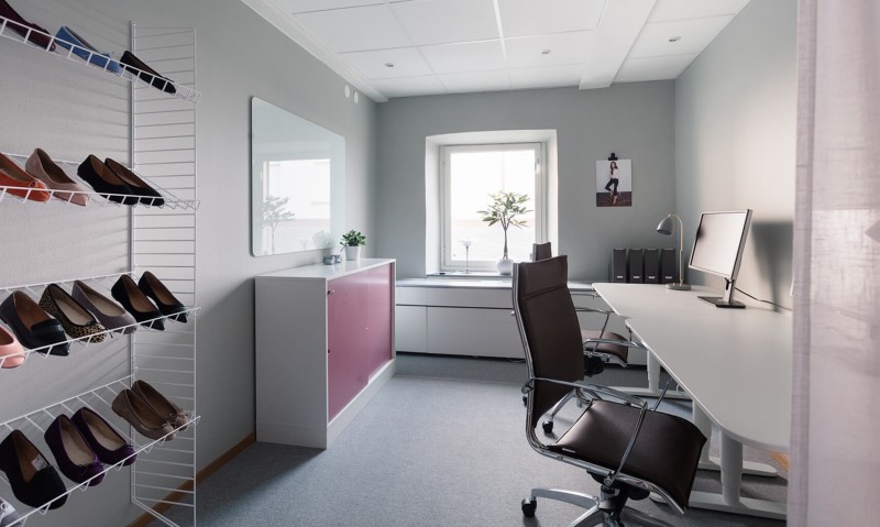 Kontorsrum med väggarna målade i Pearl Grey