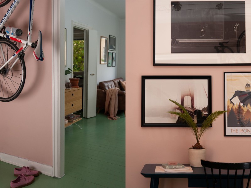 Från rosa hallen målad i Balett ser vi vardagsrummet där golvet är målat i sommarlöv